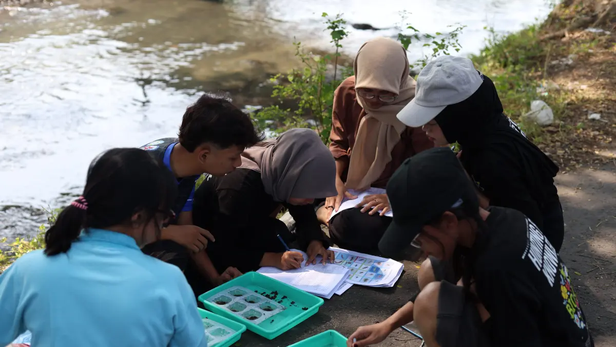 TELITI: Mahasiswa dan dosen prodi Pendidikan Biologi UNP Kediri saat meneliti serangga air yang dikumpulkan dari aliran Sungai Kresek di Kelurahan Dandangan dalam Kediri River Expedition 2026. (Foto: Wahyu Adji) 