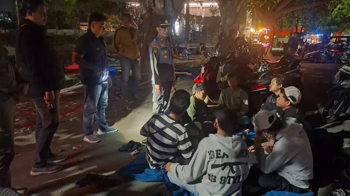 Polisi dan Satpol PP sasar angkringan seksi di kawasan SLG Kediri. (ASAD MS)