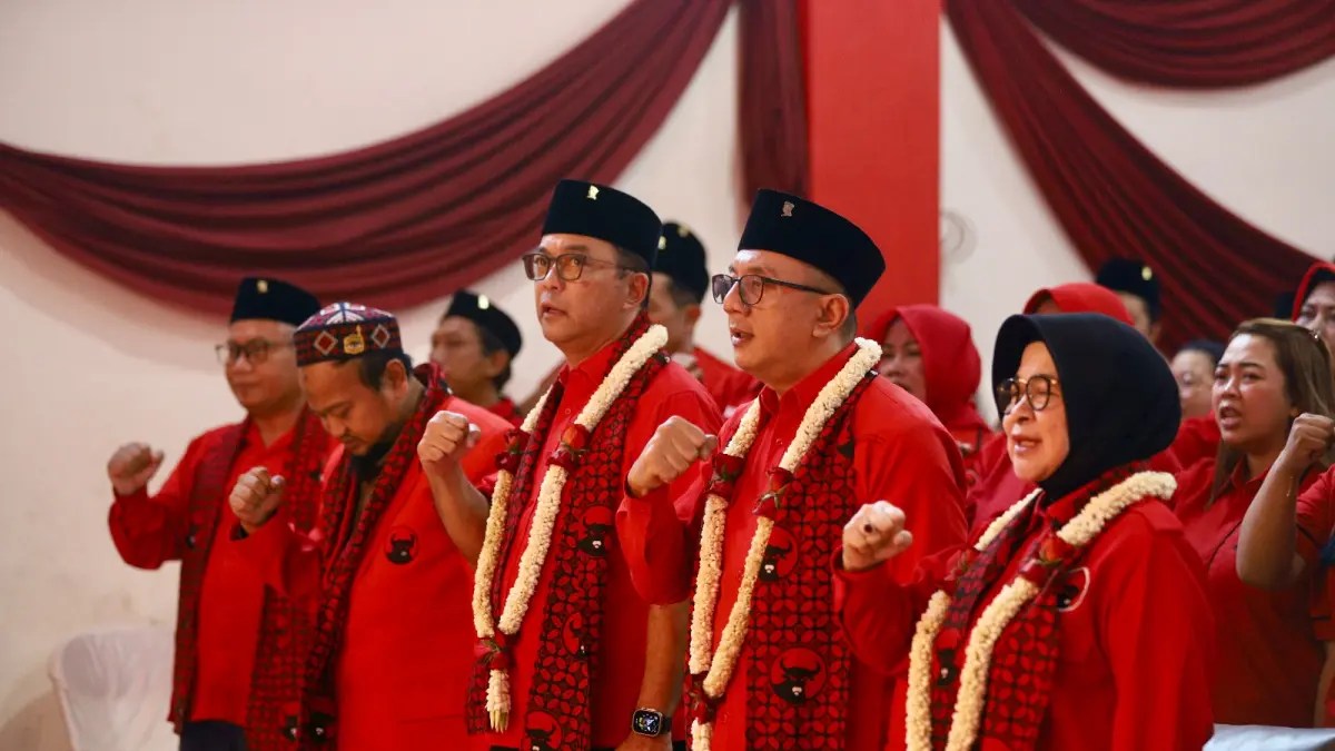 REGENERASI: Bendahara DPD PDIP Jatim Wara Sundari Renny Pramana (kanan) bersama Sekretaris DPD PDIP Jatim Deni Wicaksono bersama jajaran pengurus saat menghadiri pelantikan PAC PDIP Kota Kediri, Minggu (31/5). (dok. PDIP Kota Kediri)
