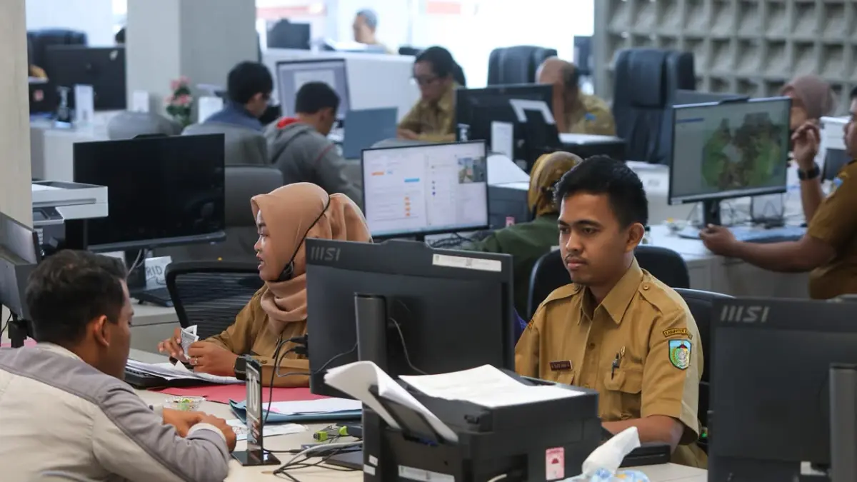 ASN Pemkab Kediri sedang melakukan pelayanan di MPP. Selain PNS dan PPPK, PPPK Paruh Waktu juga bakal terima gaji ke 13. (Foto Wahyu Adji)