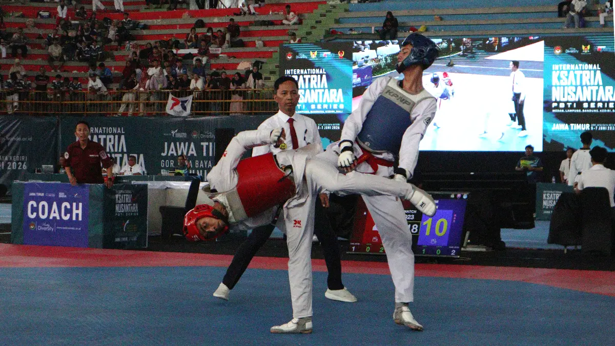 Atlet taekwondo saat bertarung di ajang Ksatria International Nusantara PBTI Series. (FOTO: Emilia/JPRK)