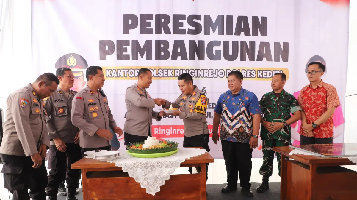 Kapolres Kediri bersama Wakapolres dan PJU lakukan peresmian Mapolsek Ringinrejo. 