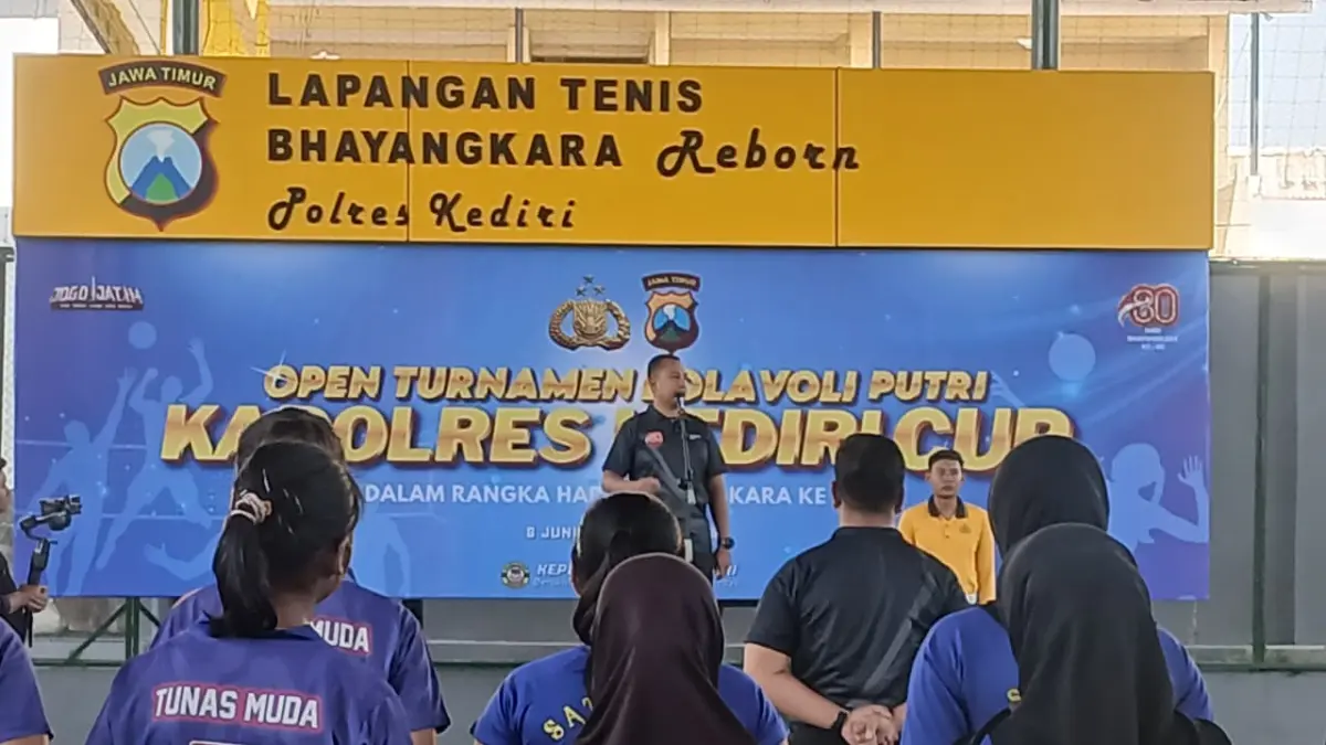 Kapolres Kediri sat membuka turnamen voli Kapolres Kediri Cup. (Foto Imam Fathoni)