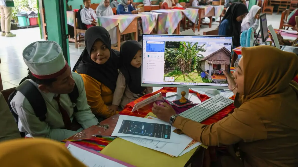 Panitia SPMB SMPN 2 Gurah melakukan pendaftaran siswa. (Foto Wahyu Adji)
