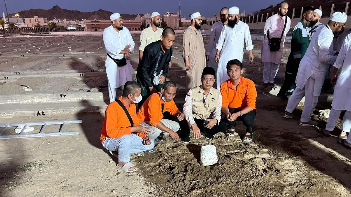 Petugas haji Kabupaten Kediri saat seusai pemakaman jemaah haji Kabupaten Kediri yang meninggal.