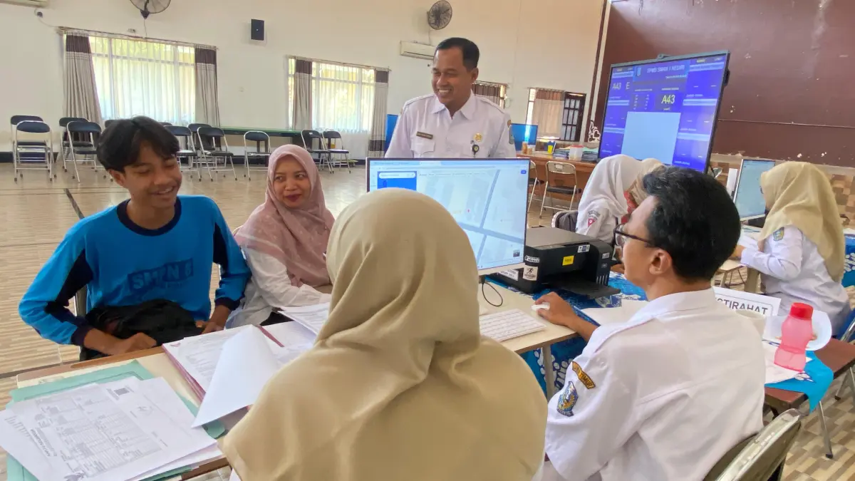 Proses verifikasi berkas untuk pengambilan pin di SMAN 1 Kota Kediri. (Hilda Nurmala Risani/JPRK)