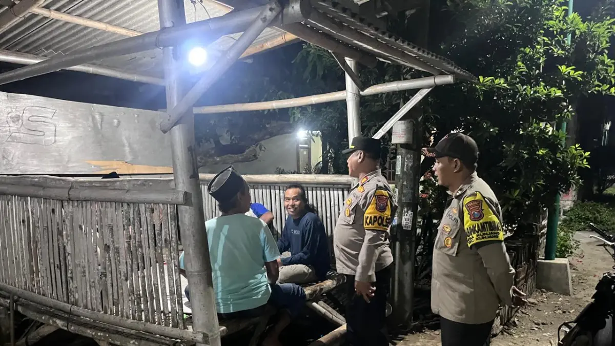 AKP Miftakhudin yang sedang bercengkerama dengan warga sekitar (Foto : Imam Fathoni/JPRK)