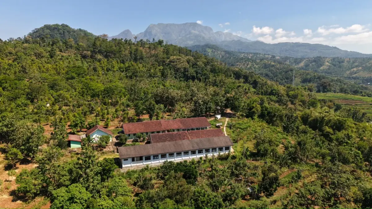 Lokasi SDN Parang 4 jauh dari permukiman. Kondisi ini jadi salah satu penyebab kenapa pendaftar di sana sepi. (Foto Wahyu Adji)
