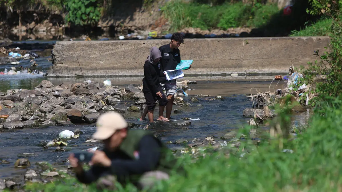 BANYAK SAMPAH: Mahasiswa UNP Kediri saat meneliti aliran Sungai Kedak dalam Kediri River Expedition 2026. Banyaknya sampah jadi tantangan pemulihan sungai yang membelah Kecamatan Mojoroto itu. (Foto: Wahyu Adji)