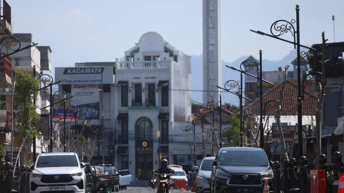 BELUM TERTIB : Beberapa kendaraan bermotor tertangkap kamera masih parkir di sisi utara Jalan Stasiun Kediri meskipun telah dilarang oleh Dishub. (Wahyu Adji/JPRK)