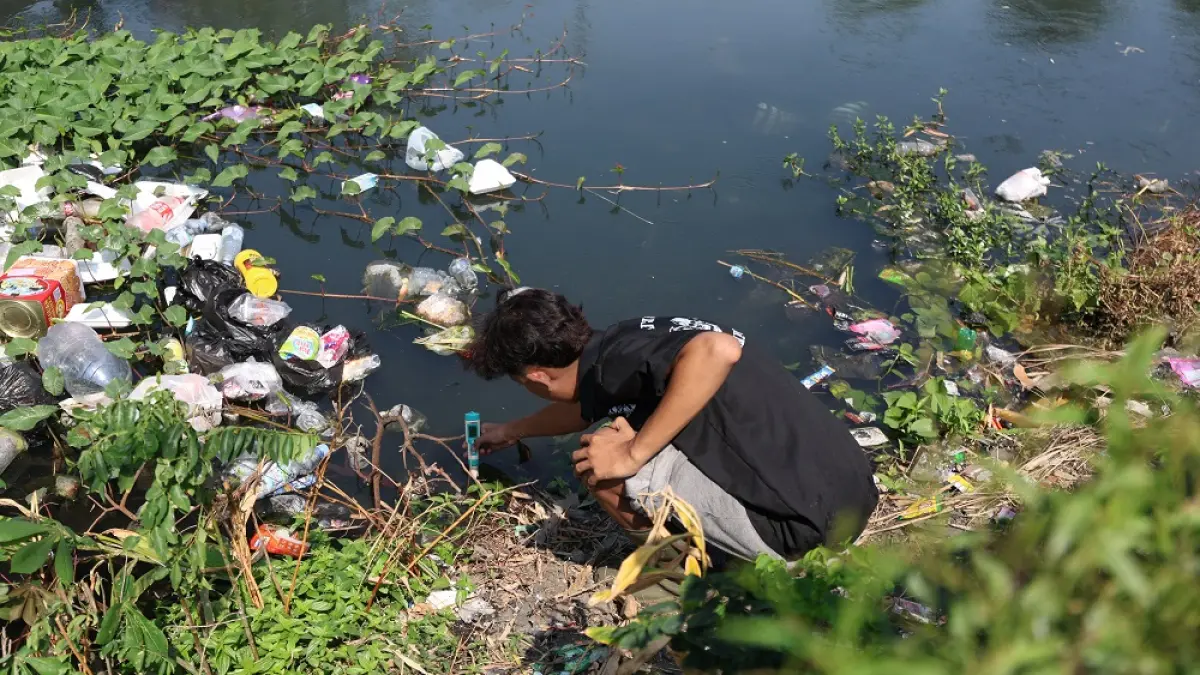 UJI AIR: Tim Kediri River Expedition dari Prodi Pendidikan Biologi UNP Kediri menguji kualitas air sungai dengan alat khusus. Dalam metode kimia sederhana itu, ada beberapa parameter yang digunakan untuk mengungkap kondisi kesehatan aliran sungai. (Foto: Wahyu Adji)