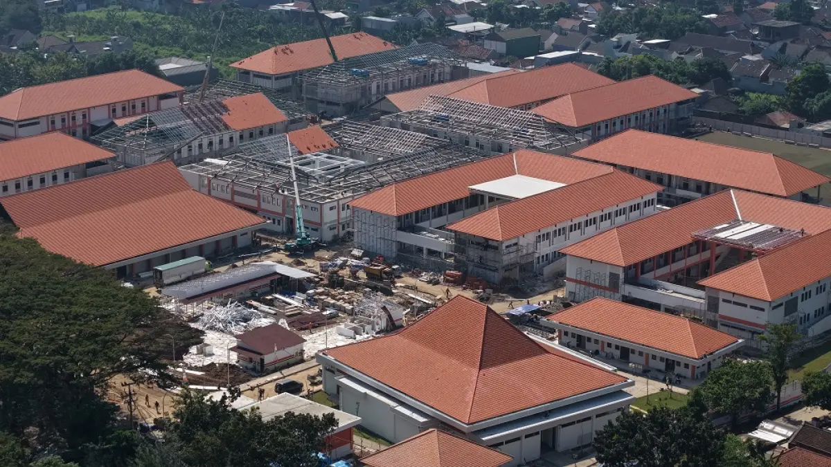 KEJAR DEADLINE: Kompleks Sekolah Rakyat Kota Kediri di Kelurahan Lirboyo, Mojoroto difoto dari udara. Rekanan hanya punya waktu sekitar seminggu lagi untuk menyelesaikan seluruh bangunan dan sarana prasarana pendukungnya sebelum sekolah mulai beroperasi. (Foto: Wahyu Adji)
