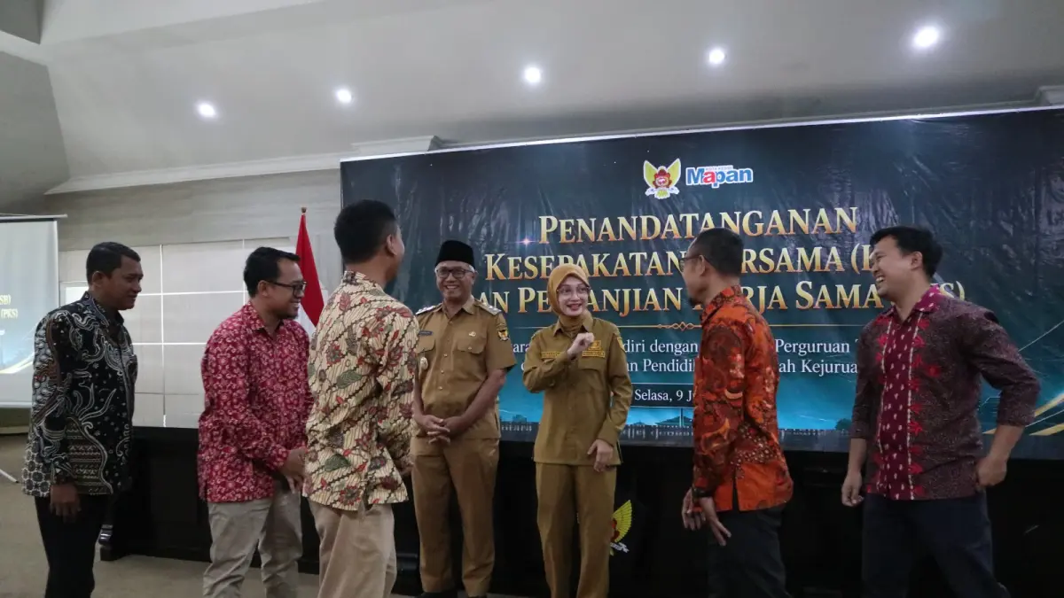 GANDENG KAMPUS: Wali Kota Kediri Vinanda Prameswati dan Wawali Qowimuddin berbincang dengan perwakilan perguruan tinggi yang melakukan penandatanganan kerja sama di Pemkot Kediri, Selasa (9/6). (Foto: Ayu Isma)