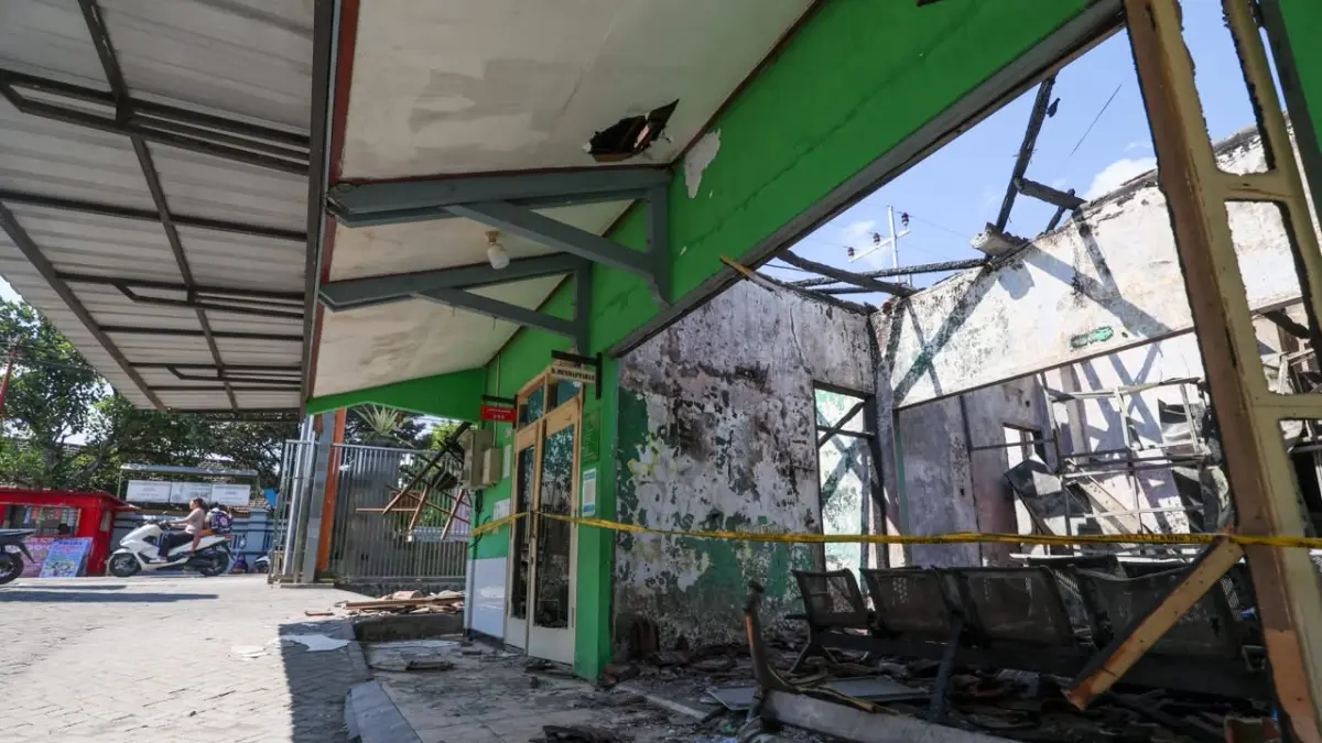 Kondisi Puskesmas Tiron yang terbakar. (Foto Wahyu Adji)
