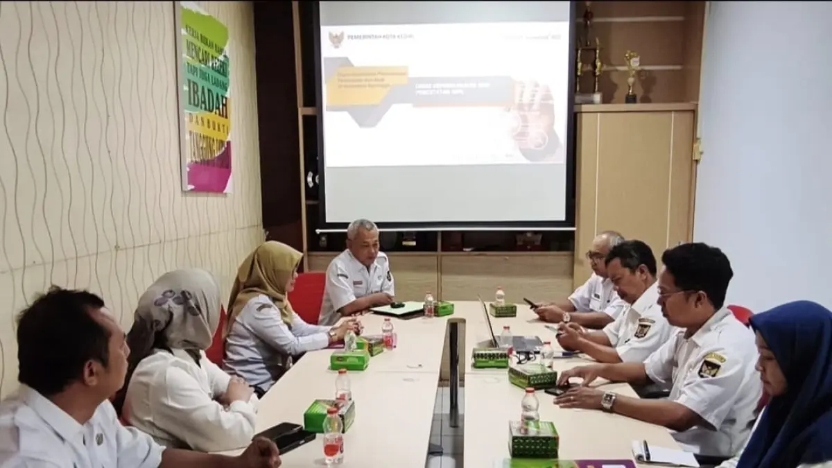 KOORDINASI : Dispendukcapil Kota Kediri bersama stakeholder terkait saat berkoordinasi membuatkan Akte, KK, dan KIA untuk dua kakak MAM.