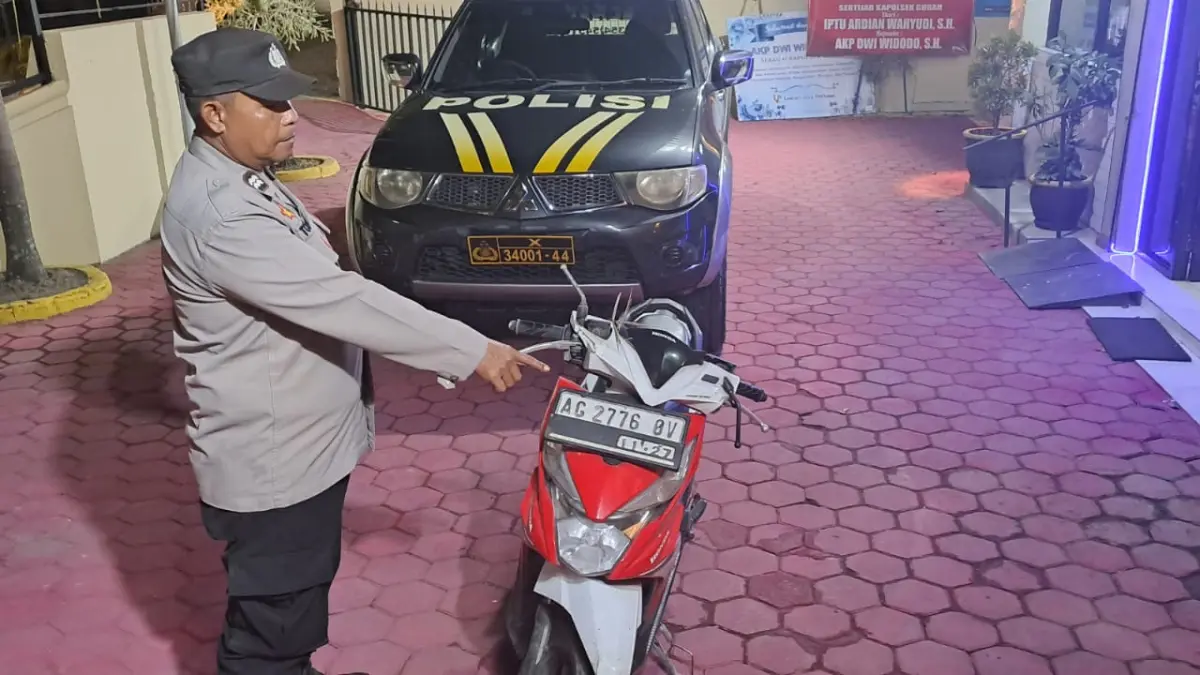 Polisi mengamankan barang bukti laka di Kecamatan Gurah. 
