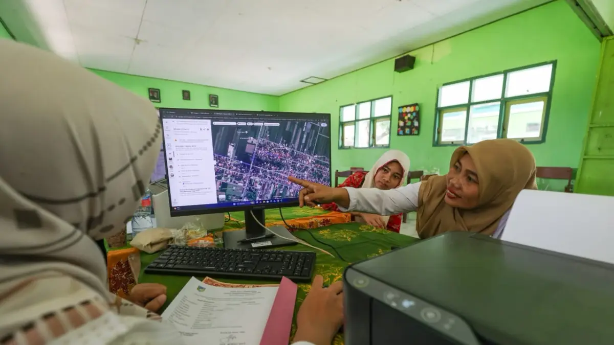 Proses verifikasi pendaftaran SPMB yang dilakukan oleh petugas SPMB. (Foto Wahyu Adji)