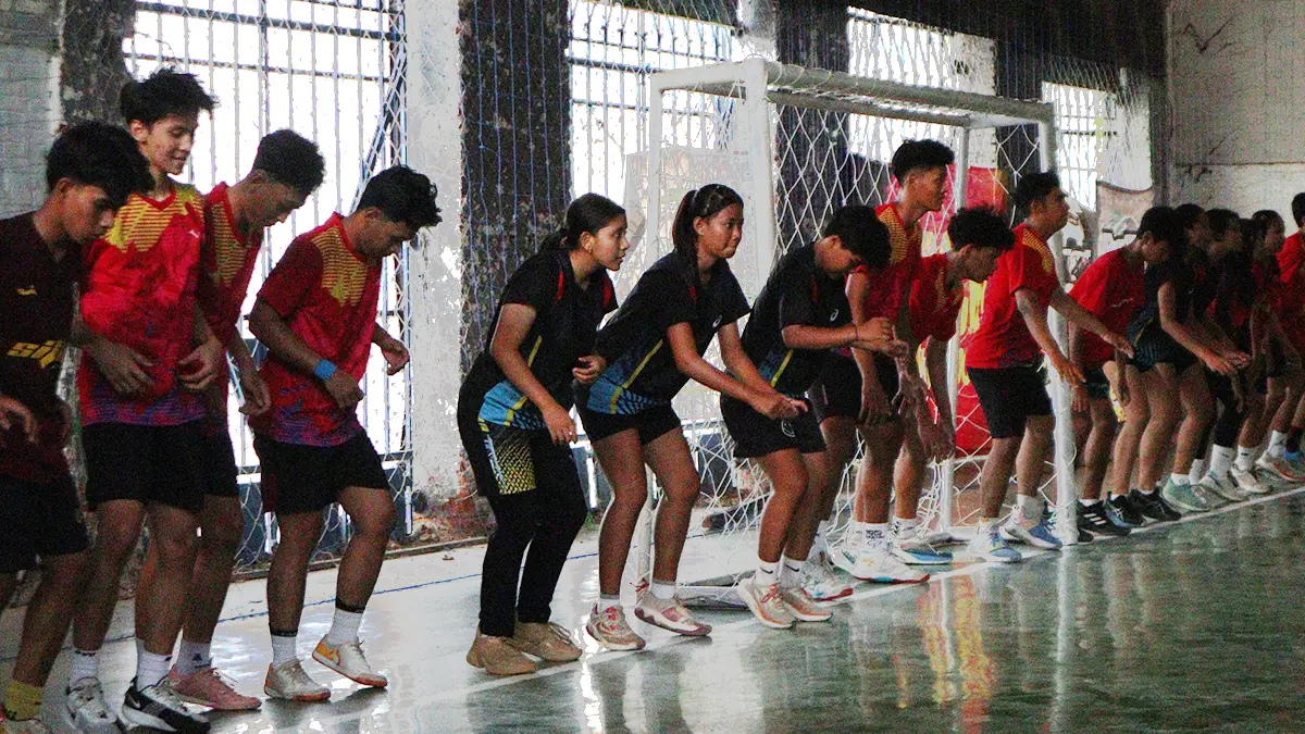Atlet handball Kota Kediri saat menjalani latihan fisik. (FOTO: Emilia/JPRK)
