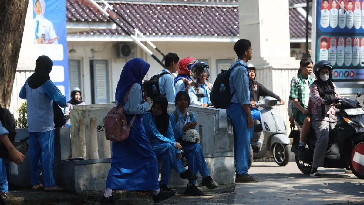 Ilustrasi pelajar SMAN 1 Kediri saat jam pulang sekolah. Pendaftar jalur domisili SPMB SMA yang dibuka lebih awal diprediksi akan membeludak di hari kedua, Jumat (12/6) ini. (Foto: Wahyu Adji)