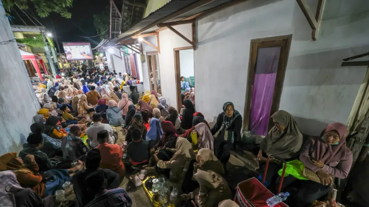 Komplek Makam Syekh Ihsan Jampes dipenuhi belasan ribu jemaah. (Foto Wahyu Adji)