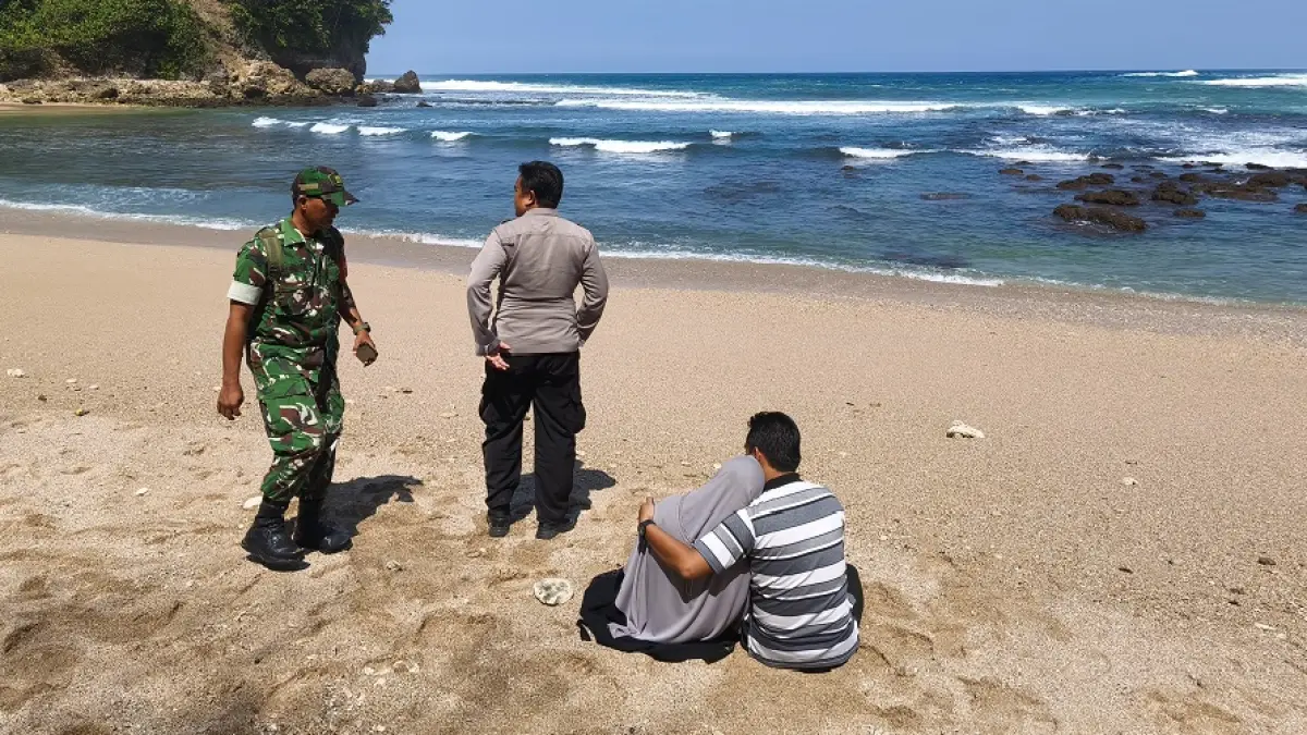 Petugsa melakukan pencarian warga Kabupaten Kediri yang hanyut di Pantai Pangi Blitar. (Istimewa)