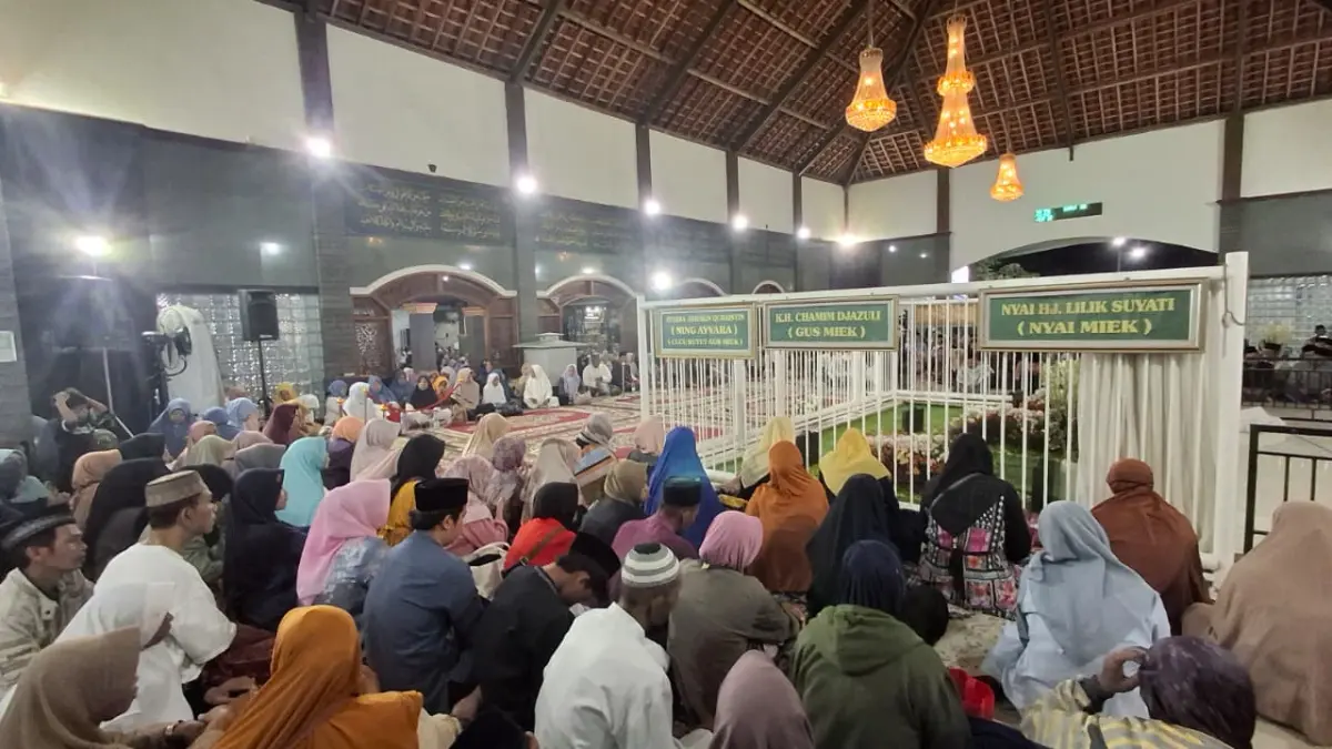 Ribuan jemaah memperingati Haul Gus Miek di Ploso Kediri. (Asad MS)