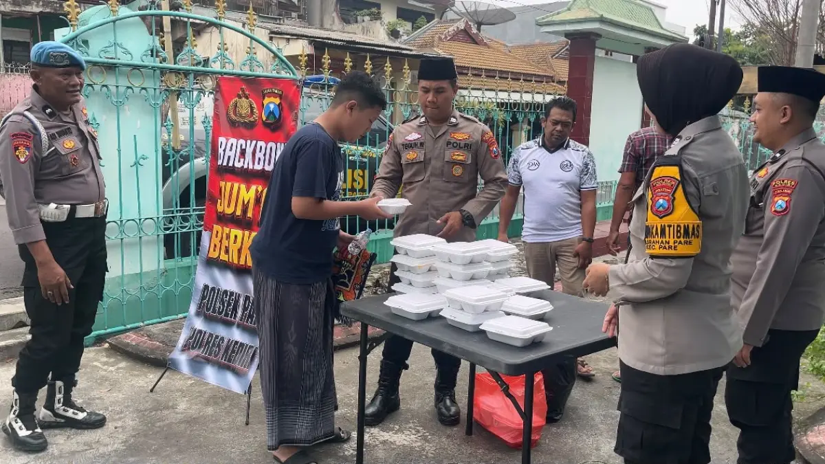Kegiatan tersebut digelar di Masjid Margi Utami, Kelurahan Pare, Kecamatan Pare, Jumat (12/6), dengan membagikan nasi kotak kepada jamaah dan warga sekitar.