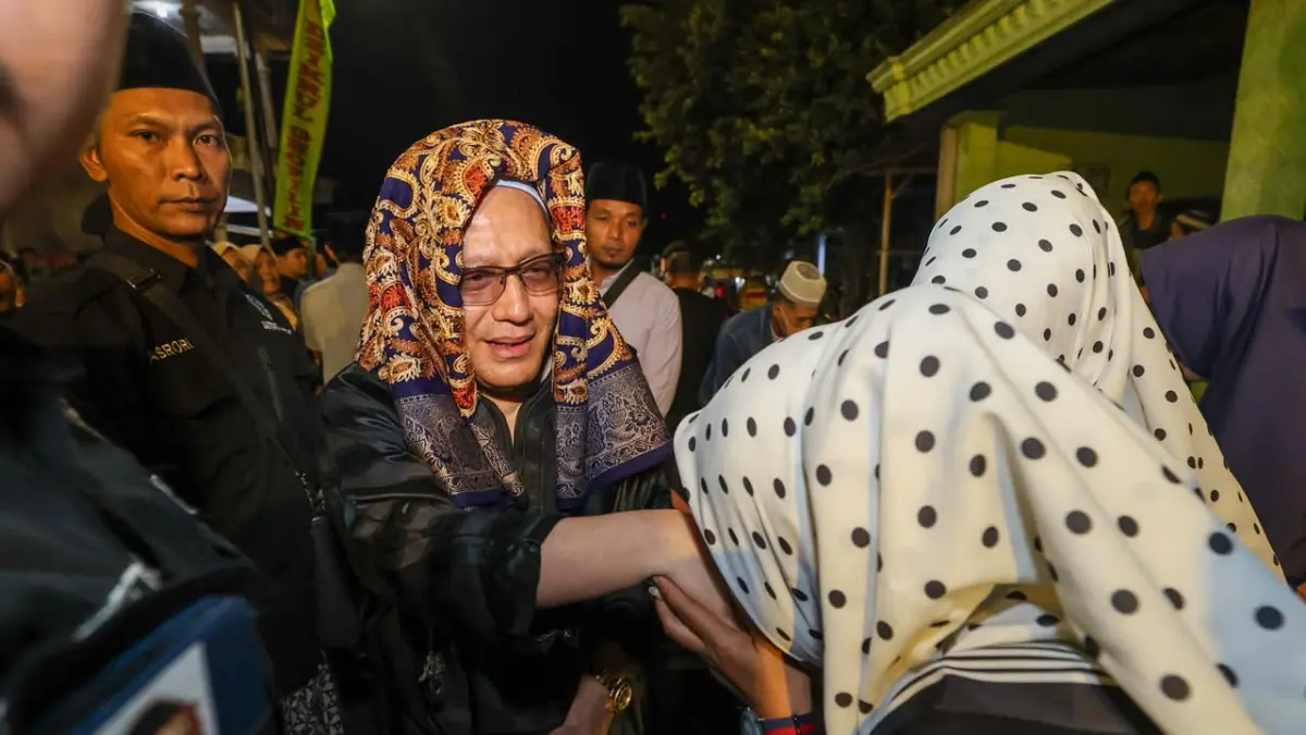 

LAUTAN MANUSIA: Gus Sabuth menyapa ribuan jemaah yang menghadiri Haul Akbar Ke-34 Gus Miek di Desa Ngadi, Mojo, Kediri. (FOTO: WAHYU ADJI)