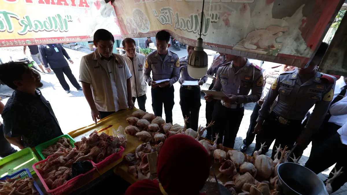 Satreskrim Polres Kediri Kota melakukan sidak harga bahan pokok di Pasar Setonobetek, Kota Kediri. (Wahyu Adji/JPRK)