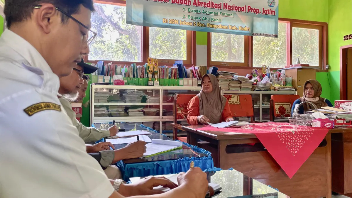 Tim juri gabungan dari Dinas Pendidikan dan Jawa Pos Radar Kediri melakukan penilaian dengan seksama