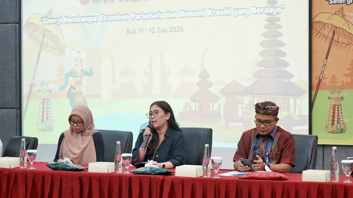 Kepala OJK Kediri Ismirani Saputri (tengah) dan Kepala OJK Provinsi Bali Parjiman (kanan) saat memaparkan materi di media gathering 2026 