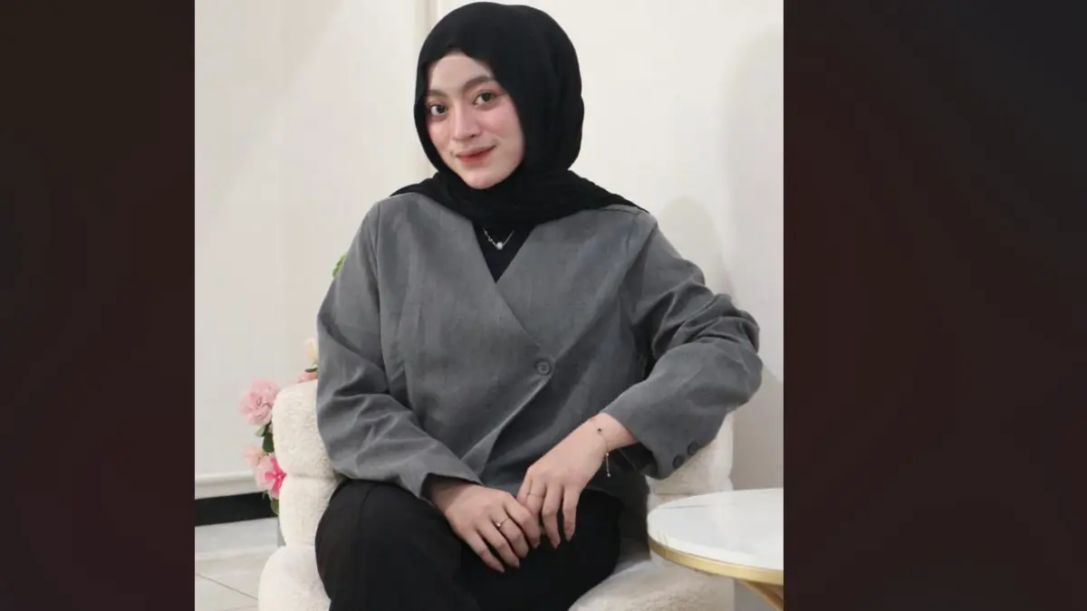 MODIS: Vanesa Aerlambang bergaya dengan blazer andalannya agar tampil fashionable. (ASAD MS/JPRK)