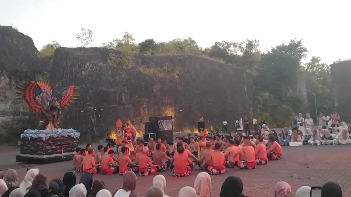 Penampilan Tari Kecak di sekitar kawasan Garuda Wisnu Kencana (Diana Yunita/JPRK)