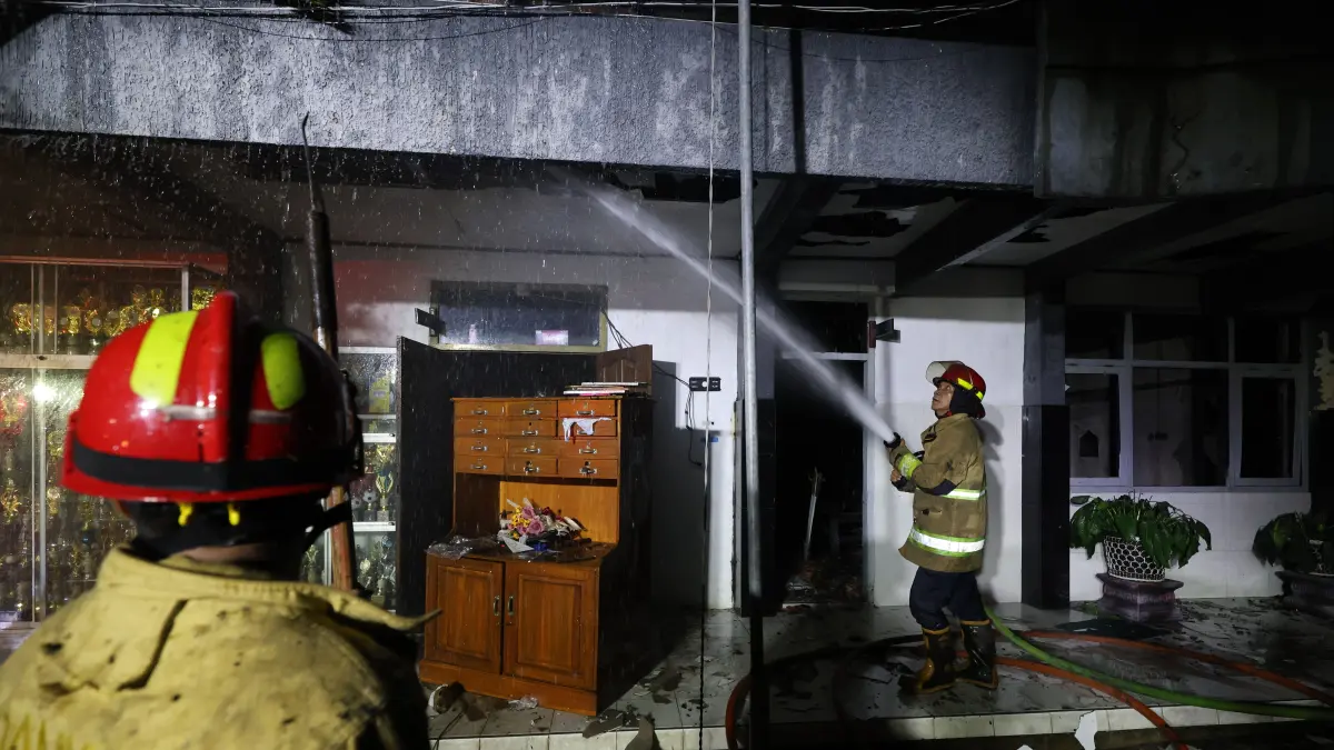 Petugas pemadam kebakaran (Damkar) berjibaku memadamkan api di ruangan terbakar yang ada di MTsN 1 Kota Kediri. (Wahyu Adji/JPRK)