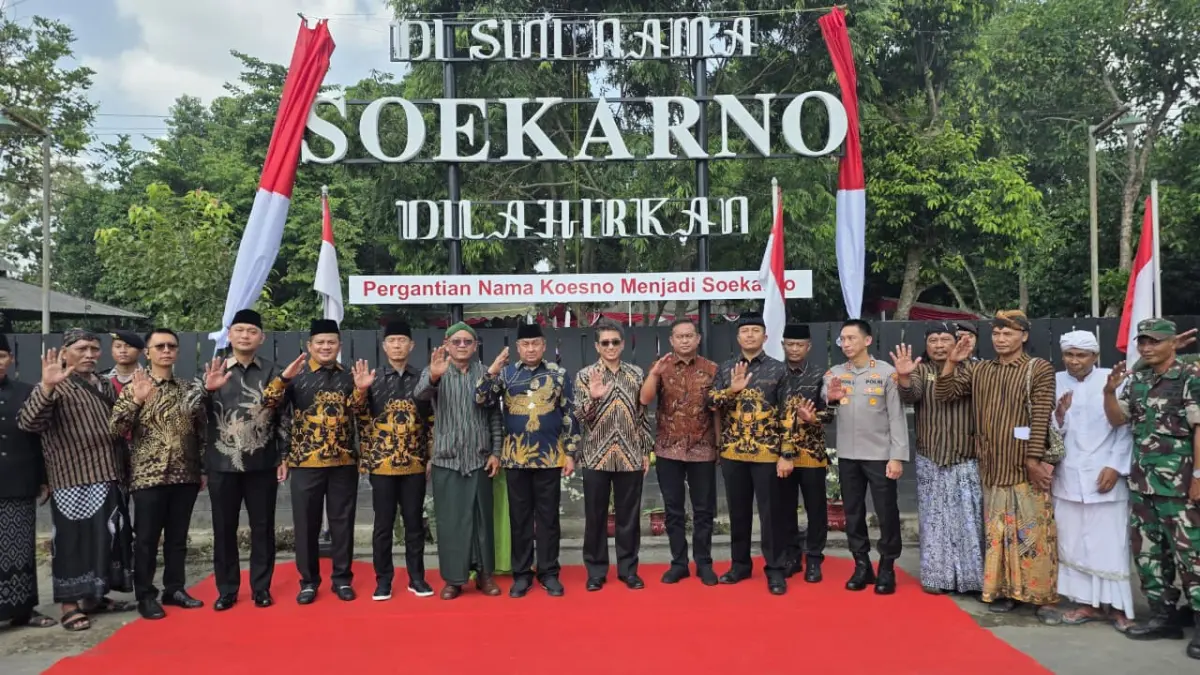 Karobinkar SSDM Polri Brigjen Pol Langgeng Purnomo saat foto bersama di Situs Ndalem Pojok Wates. 