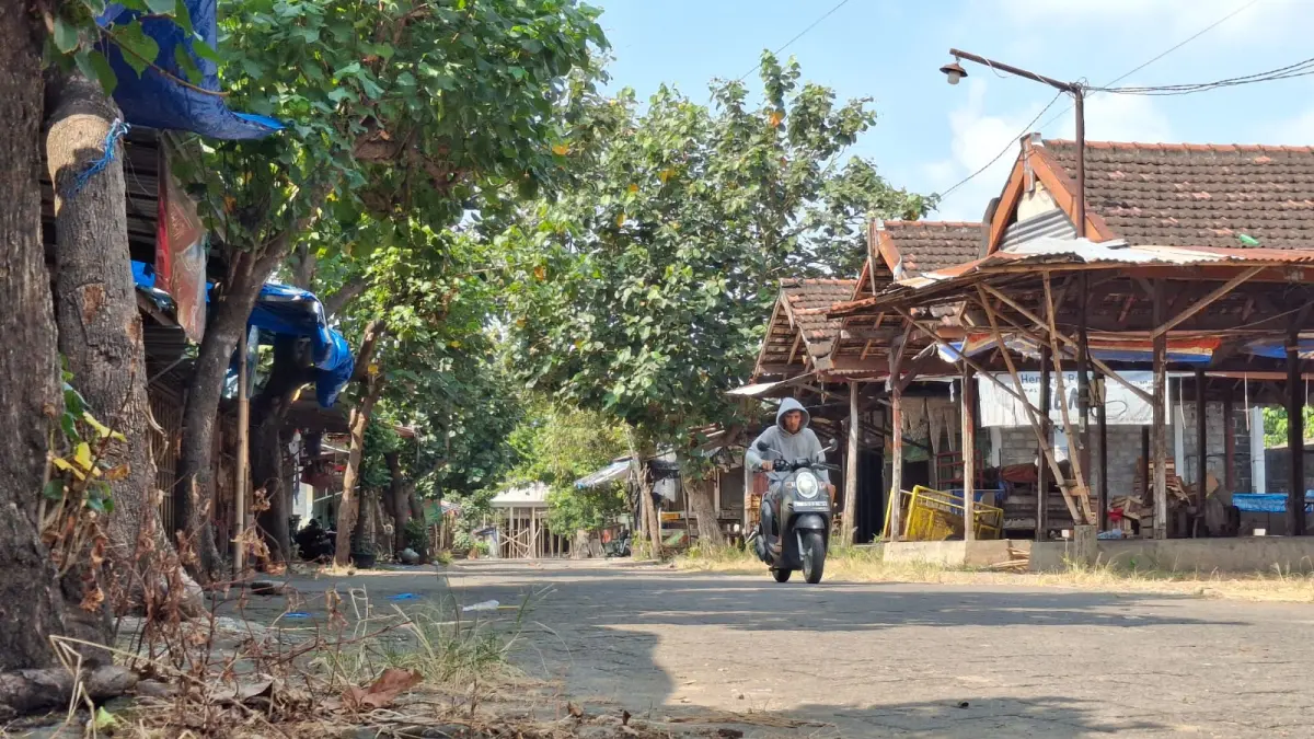 Pengendara motor melintas di area Pasar Buah Banyakan. (Foto Asad MS)