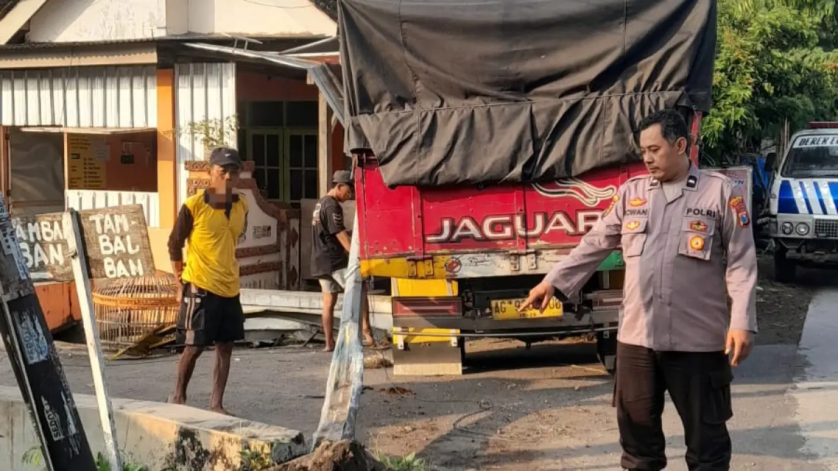 Sebuah truk Mitsubishi asal Blitar mengalami kecelakaan tunggal di Desa Padangan, Kayen Kidul, Kediri. (POLSEK PAGU)
