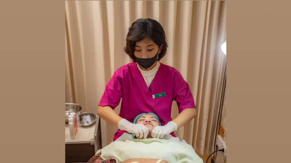 Seorang pelanggan melakukan treatment kecantikan di Klinik Dermafit.