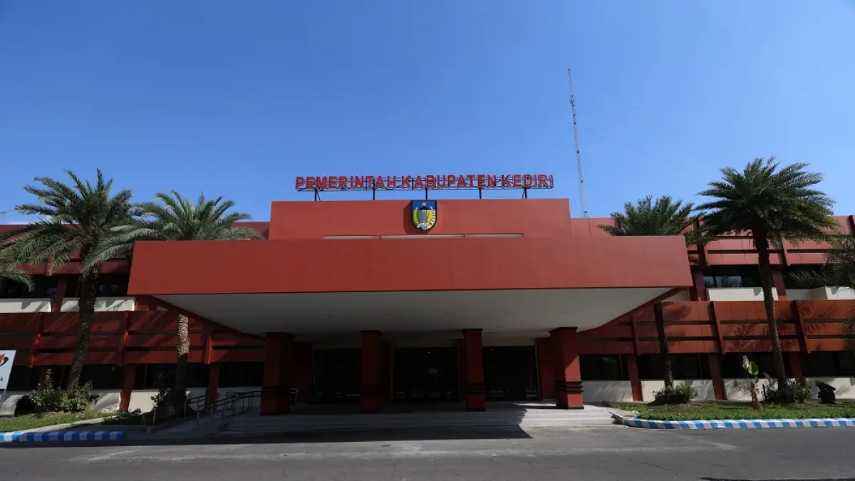 Bangunan Pemkab Kediri yang sudah direhab pasca kerusuhan pada Agustus 2025 lalu. (Foto Wahyu Adji)