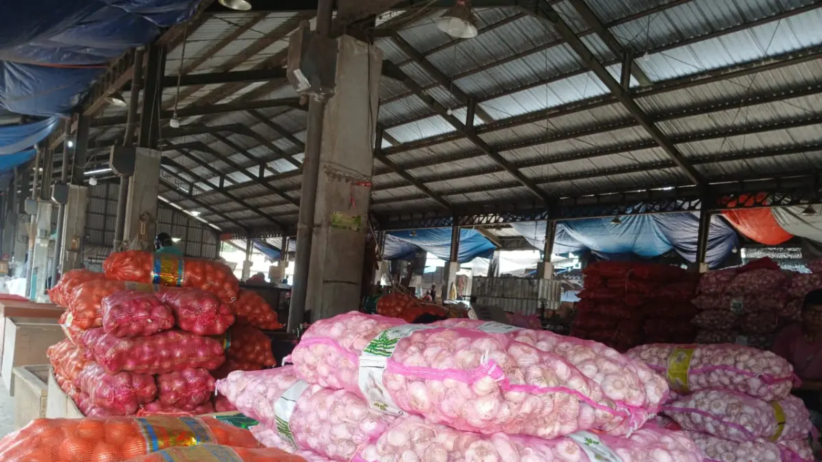 Bawang putih dan bawang bombay di Pasar Induk Pare (Foto : Imam Fathoni/JPRK)