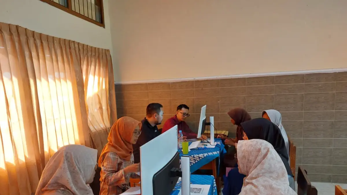 Calon siswa saat memproses tahapan daftar ulang jalur domisili di SMAN 1 Kediri. 