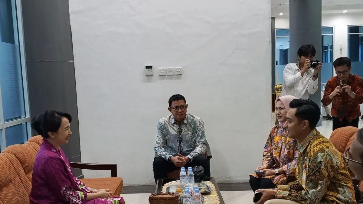 Iwan Kurniawan, Division Head Strategic Digital & Corporate Transformation Bank Mandiri Taspen beserta Tim berdiskusi dengan ketua Yayasan Dharma Wanita Kabupaten Kediri Eriani Annisa Hanindhito. (Foto: Mahisa Ayu)