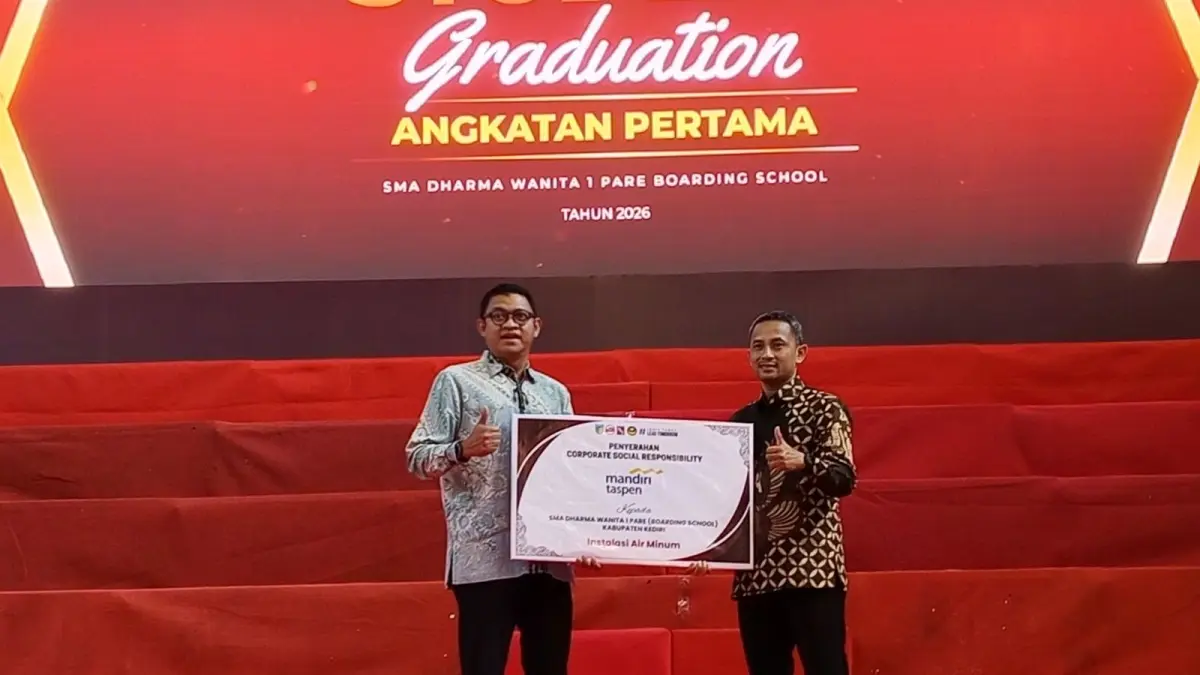 Penyerahan secara simbolis juga dilakukan oleh Division Head Strategic Digital & Corporate Transformation Bank Mandiri Taspen Iwan Kurniawan kepada Kepala SMA Dharma Wanita 1 Pare Boarding School Ahmad Riziq Mubarok. Penyerahan tersebut dilakukan pada momentum pelepasan siswa angkatan pertama di Convention hall Simpang Lima Gumul pada Sabtu (14/06). (Foto: Mahisa Ayu)