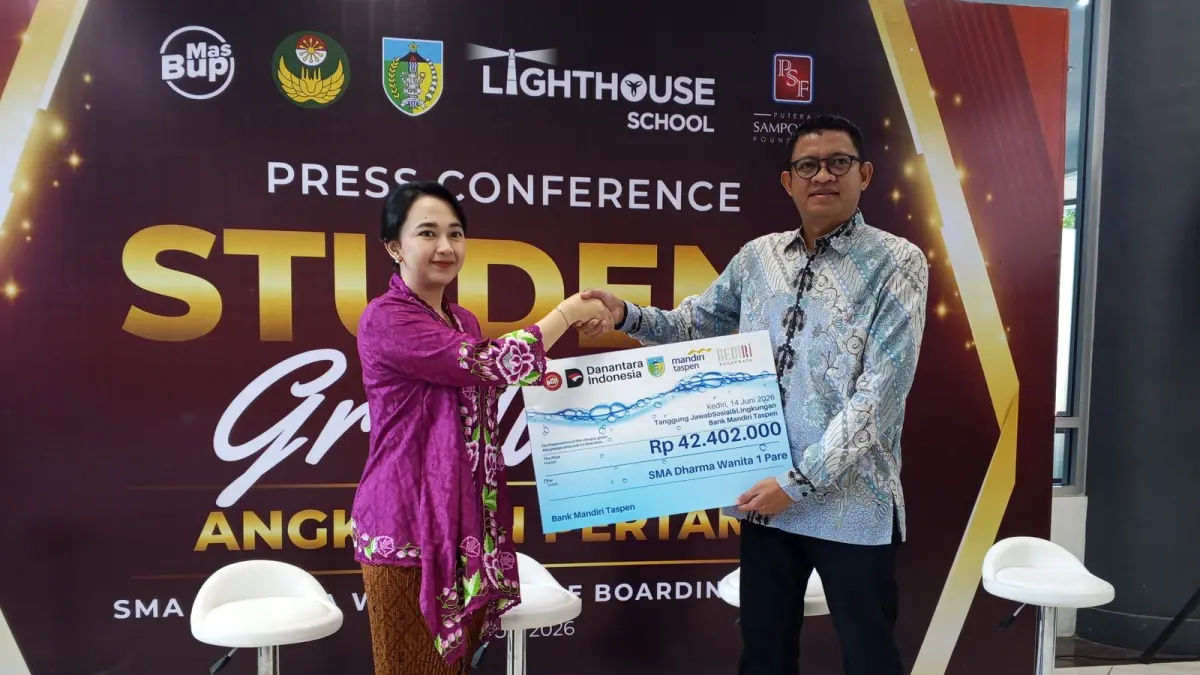 Iwan Kurniawan, Division Head Strategic Digital & Corporate Transformation Bank Mandiri Taspen beserta Tim berdiskusi dengan ketua Yayasan Dharma Wanita Kabupaten Kediri Eriani Annisa Hanindhito. (Foto: Mahisa Ayu)