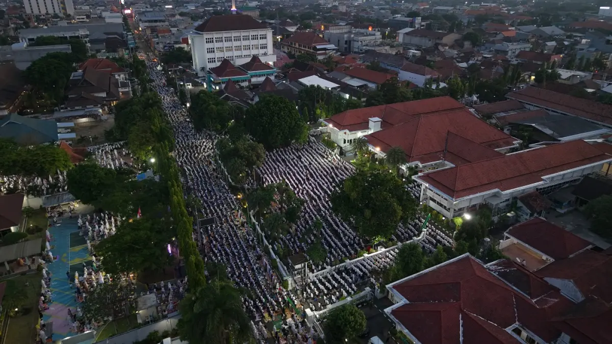 LAUTAN JEMAAH: Puluhan ribu jemaah yang merupakan santri Ponpes Lirboyo dan warga Kota Kediri memenuhi Jl Basuki Rahmat, dan sebagian Jl Dhoho dalam doa akhir tahun dan doa awal tahun, Senin malam (15/6). (Foto: Wahyu Adji)