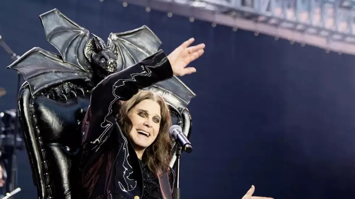 Ozzy Osbourne tampil dalam konser perpisahan Back to the Beginning di Stadion Villa Park, Birmingham, Inggris, 5 Juli 2025.