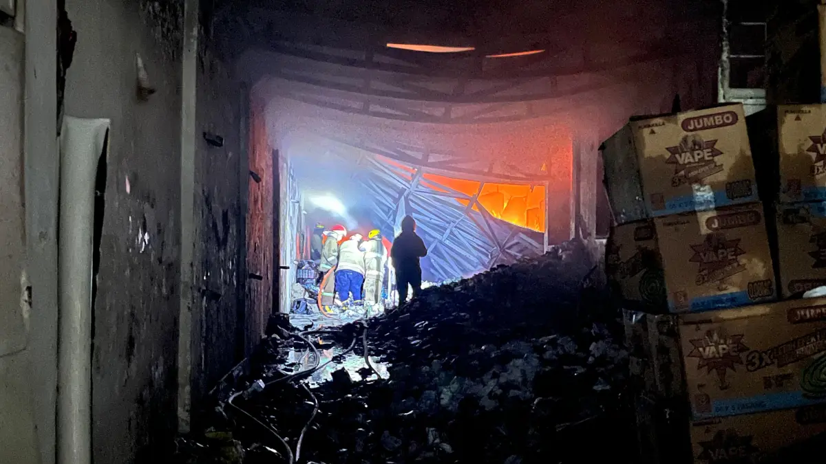 Petugas pemadam kebakaran dibantu warga berusaha memadamkan api yang membakar gudang kosong di daerah Banjaran, Kota Kediri (15/6) pagi.