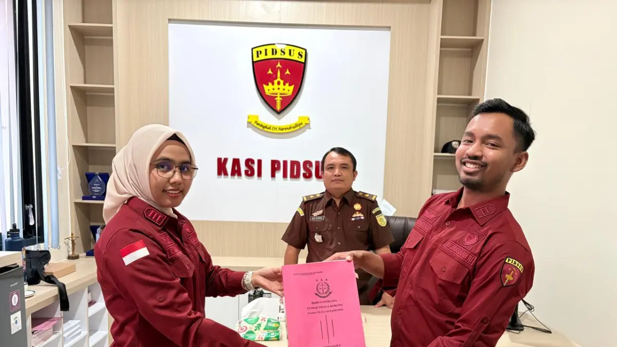 Serah terima berkas kasus kredit fiktif Bank BUMN Cabang Pare. 