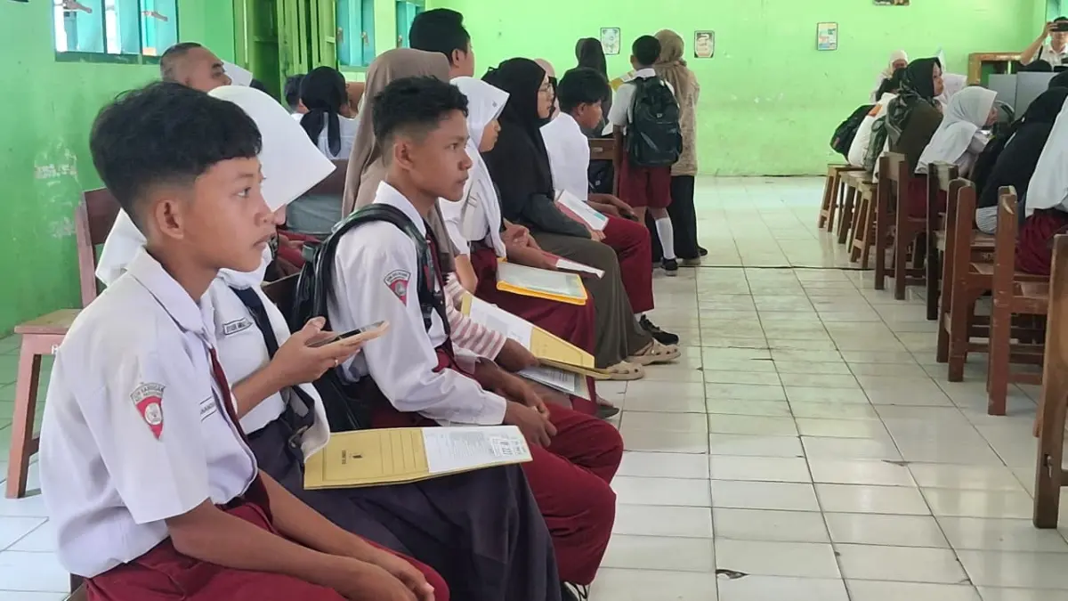 Suasana pendaftaran SPMB di SMPN 1 Ngasem. (Foto Asad MS)
