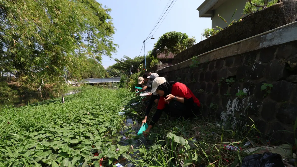 TAK TERKENDALI: Enceng gondok dan sampah memenuhi badan Sungai Parung di Kelurahan Kaliombo, Kota Kediri yang menghambat aliran air dan berpotensi memicu banjir luapan di musim hujan.
